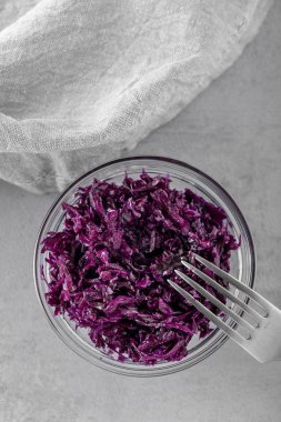 Mor doğal olarak hazne içinde fermente lahana turşusu tedavi