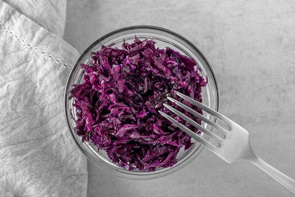 Фиолетовый натурально излеченный квашеной капустой в миске — стоковое фото