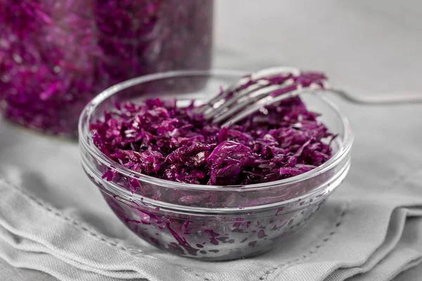 Фиолетовый натурально излеченный квашеной капустой в миске — стоковое фото