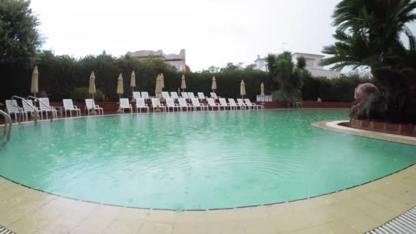 Lluvia Cae Piscina Azul Día Verano — Vídeo de stock