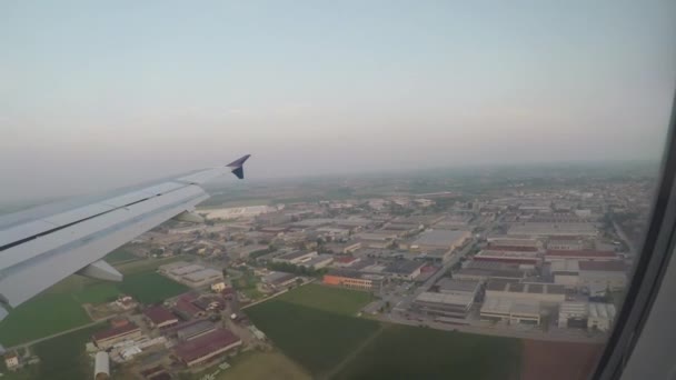 Vliegtuigen Landing Luchthaven Gezien Vanuit Het Raam Van Het Vliegtuig — Stockvideo
