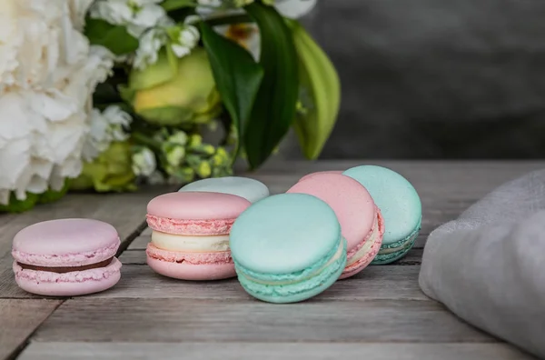 Close up macarons coloridos sobremesa com tons pastel vintage — Fotografia de Stock