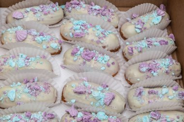 Ahşap masa üzerinde lezzetli eklerleri yakın çekim