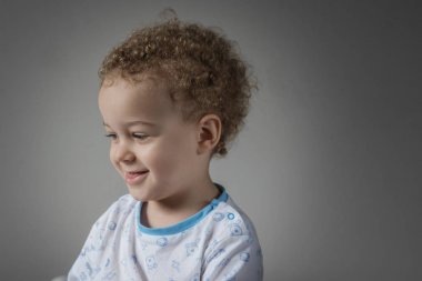 Uyumadan önce pijamalı küçük çocuğun portresi