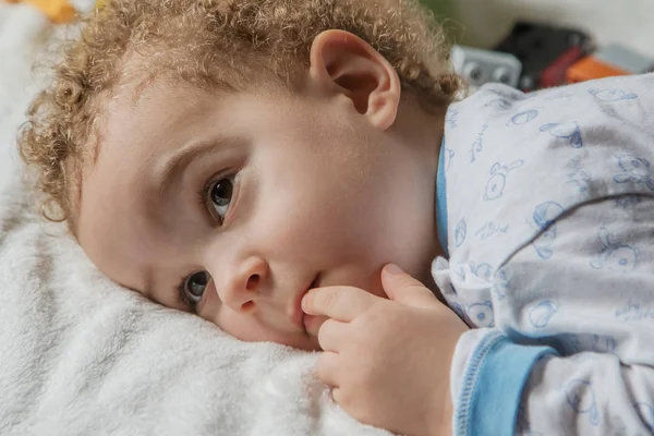 Porträtt av liten pojke i pyjamas innan du somnar — Stockfoto