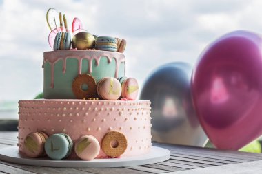 Birçok düzeyde piramit renkli ev yapımı makarna kek