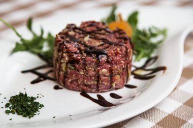 Sığır tartar soğuk hizmet etmek için bir yaz meze