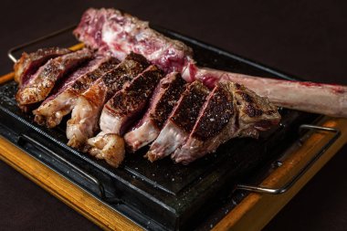 Taze Bistecca alla Fiorentina karanlık arka plan üzerinde