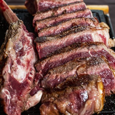 Taze Bistecca alla Fiorentina karanlık arka plan üzerinde