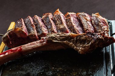 Taze Bistecca alla Fiorentina karanlık arka plan üzerinde