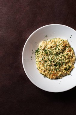 Kahverengi masada porcini mantar ile Risotto