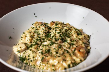 Kahverengi masada porcini mantar ile Risotto