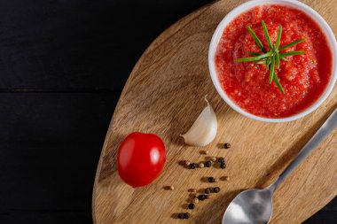 Geleneksel Maghrebi sıcak biber sosu Yapıştır harissa. Tunus ve Arap mutfağı adjika