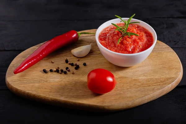 Geleneksel Maghrebi sıcak biber sosu Yapıştır harissa. Tunus ve Arap mutfağı adjika