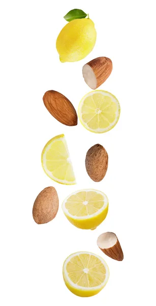 Plovoucí, izolované na bílém pozadí citronové ovoce a mandle — Stock fotografie