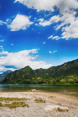 İtalya'nın kuzeyinde Idro gölüBeatiful görünümü ile Turistik cazibe