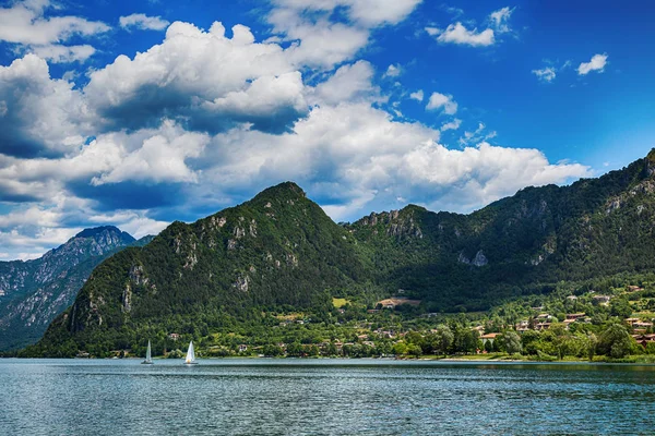 Tourist attraction with Beatiful view of lake of Idro in north of Italy — Stock Photo, Image