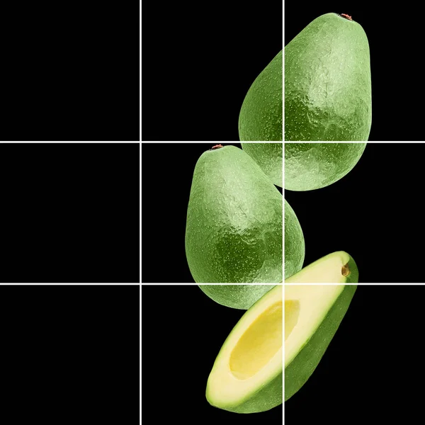 Падіння фруктів авокадо ізольовано на чорному фоні — стокове фото
