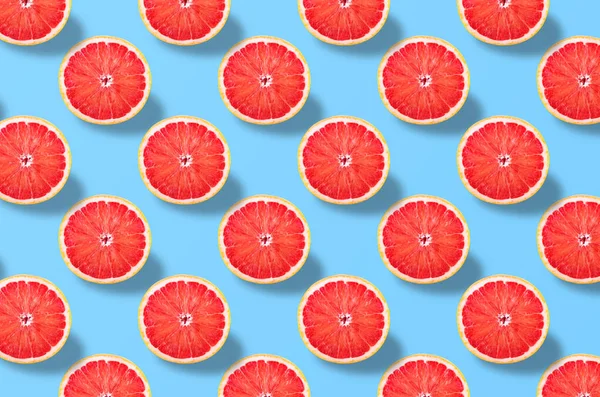 カラフルな背景に赤グレープフルーツスライスパターン — ストック写真