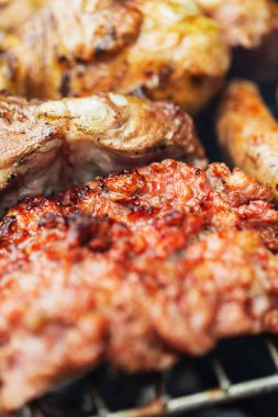 Açık havada barbekü ızgara karışık et pişirme