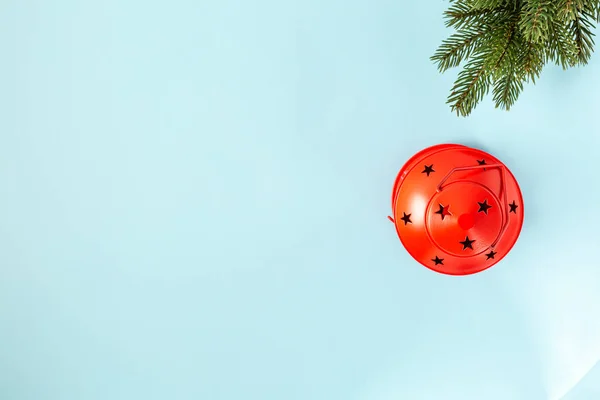 Top view Acessórios de Natal em fundo azul claro — Fotografia de Stock