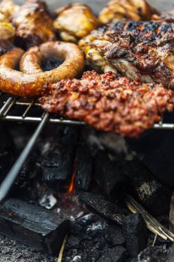 Açık havada barbekü ızgara karışık et pişirme