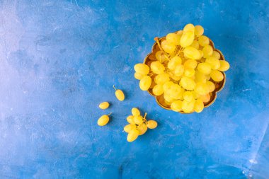 Trendy mavi arka plan taze beyaz Masa Üzüm