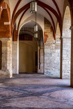 Ortaçağ Brescia şehrinin sembolü kanatlı bir aslandır.