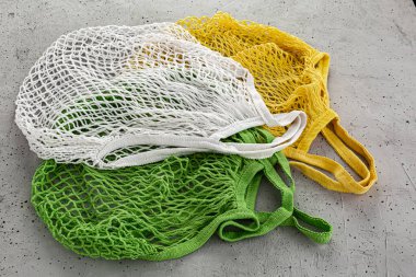 Beton bir arka planda Trhee pamuk iplik torbası