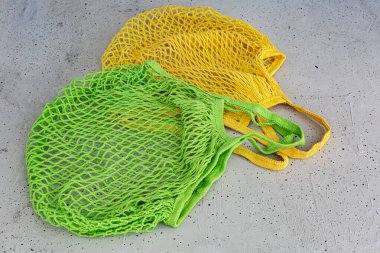 Beton bir arka planda iki eko pamuklu torba.