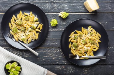 Siyah ahşap masada Romanesco Karnabahar 'lı makarna