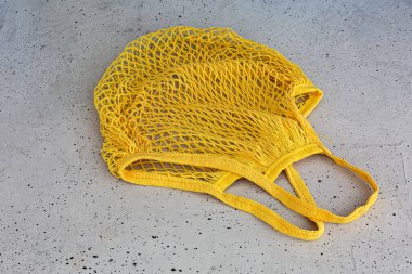 Beton bir arka planda eko pamuk ip torbası