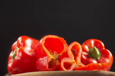 Gri arkaplanı olan taze kırmızı biber