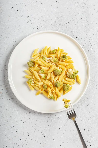 Prato italiano vegetariano com Penne Pasta e Brócolis Romanesco — Fotografia de Stock