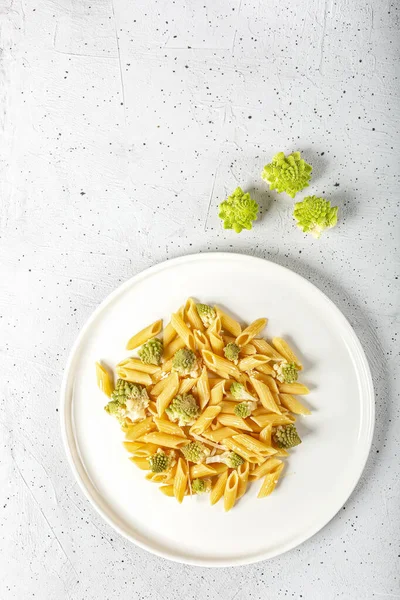 Prato italiano vegetariano com Penne Pasta e Brócolis Romanesco — Fotografia de Stock