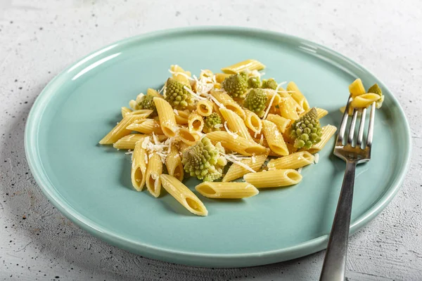 Prato italiano vegetariano com Penne Pasta e Brócolis Romanesco — Fotografia de Stock