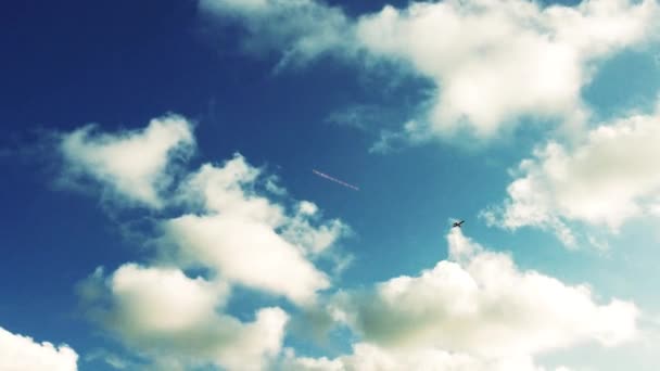 飛行機は空に高いバナー広告を運ぶ — ストック動画
