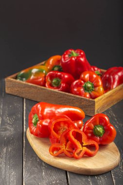 Siyah ahşap arka planda taze kırmızı biber.