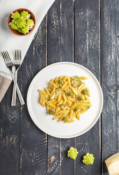 Penne macarrão com repolho romanesco no fundo de madeira darck — Fotografia de Stock