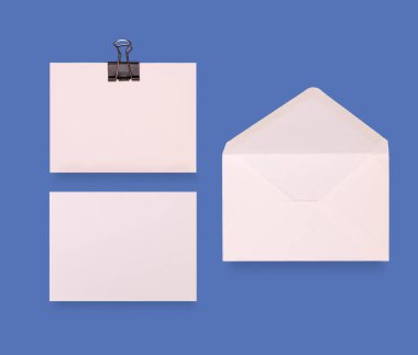 Renkli arka planda kartvizit modelleme konsepti. Mesaj için iki boş kartın olduğu bir model. Düz yatıyordu. Üst Manzara. Boşluğu kopyala