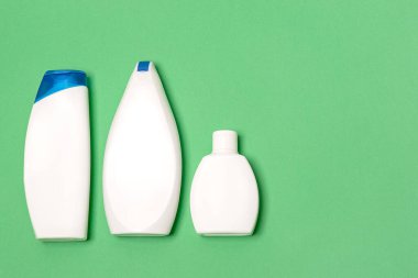 Plastik atık yatıyordu. Sıfır kayıp. Metnin için kopya alanı ile yukarıdan görüntüle. Çöp konseptinin ayrı bir koleksiyonu. Sürdürülebilir yaşam tarzı.