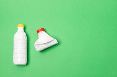 Yukarıdan yeşil arkaplan görünümünde geri dönüştürülmüş materyaller