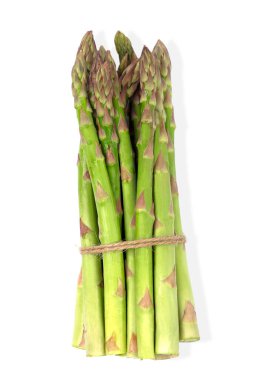 Taze yeşil kuşkonmaz sürüsü beyaza izole edilmiş.