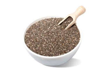Beyaz arka planda izole edilmiş kahverengi chia tohumlarıyla dolu bir kâse.