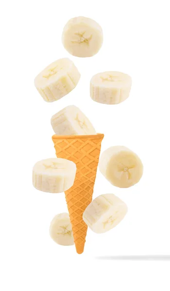 Cônes de crème glacée avec des ingrédients tombant en mouvement — Photo