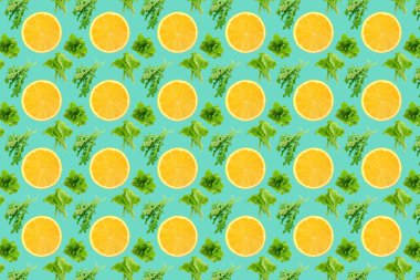 Kusursuz meyve desenli fotoğrafın yaratıcı düzeni. Nane yeşili arka planda salata yaprakları ve limon. Kolaj sanatı. Sağlıklı vitaminler yeme konsepti. Üst manzara, düz uzanma.