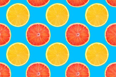 Kusursuz meyve desenli fotoğrafın yaratıcı düzeni. Açık mavi arka planda greyfurt ve limon dilimleri. Kolaj sanatı. Sağlıklı vitaminler yeme konsepti. Üst manzara, düz uzanma.