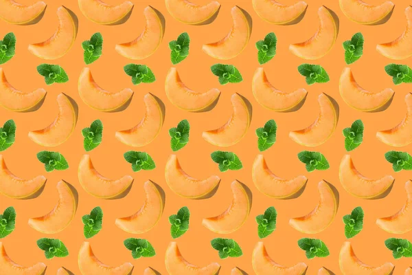 シームレスフルーツパターン写真の創造的なレイアウト メロンとミントは黄色の背景に残します コラージュアート 健康的なビタミンの概念を食べる トップビュー フラットレイアウト — ストック写真