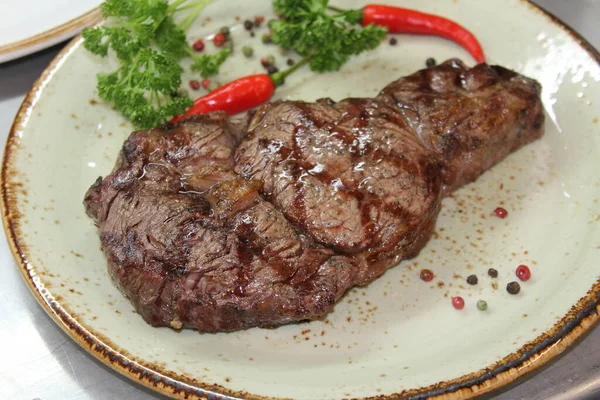 Marha Steak Josper Sütőben Egy Tányéron Chilivel — Stock Fotó