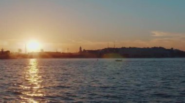 Saint-Petersburg. Neva Nehri üzerinde günbatımı